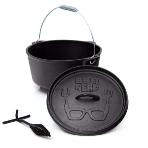 Null BBQ-Nerd© Dutch Oven “Starter” 10,7L Mit Ständer| Bereits Eingebrannt | Gusseisen Feuertopf, Bräter Mit Deckel Inkl. Deckelheber 17